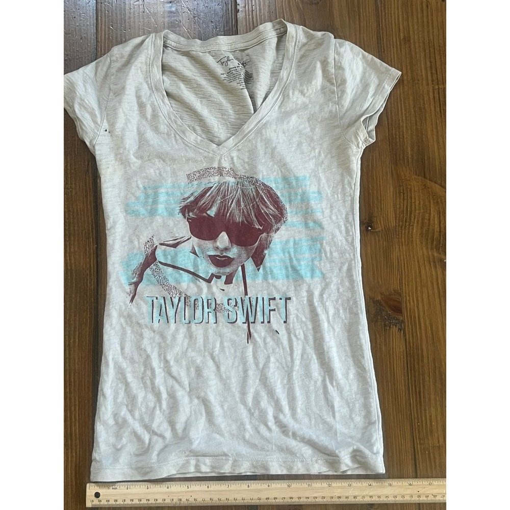 Taylor Swift Graphic V-Neck T-Shirt Gray Short Sleeve Music Merch Small